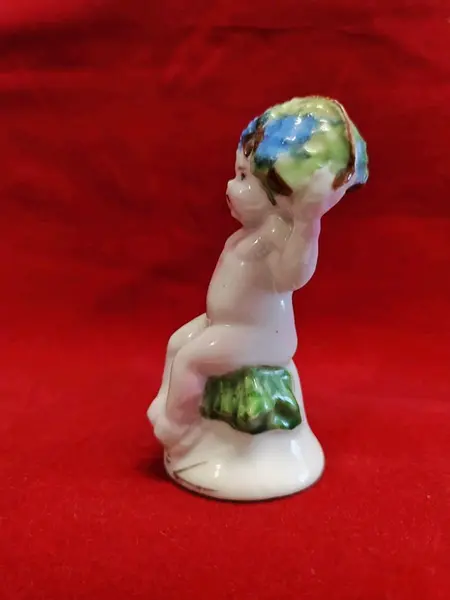 Foto de um(a) Sineta Baco Baby em Porcelana Italiana, Década de 1970, da categoria de Outros colecionáveis. Sineta de mesa em porcelana italiana policromada representando baco baby, com badalo em porcelana, década de 1970. A: 8,5 cm... Mostrado de uma perspectiva diferente. Vendido no marketplace Trésors.