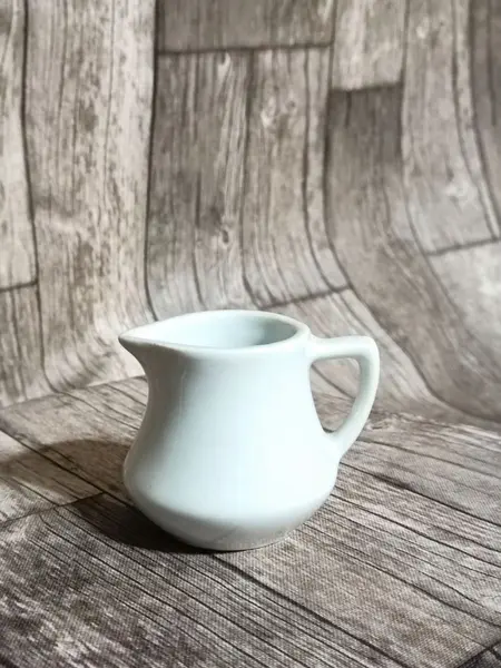 Foto de um(a) Cremeirinha Porcelana Branca, Década de 2000, da categoria de Cremeiras. Cremeira em porcelana branca lisa, década de 2000 marca: porcelain china, procedência chinesa A: 6,5cm L alça até o bico:... Mostrado de uma perspectiva diferente. Vendido no marketplace Trésors.