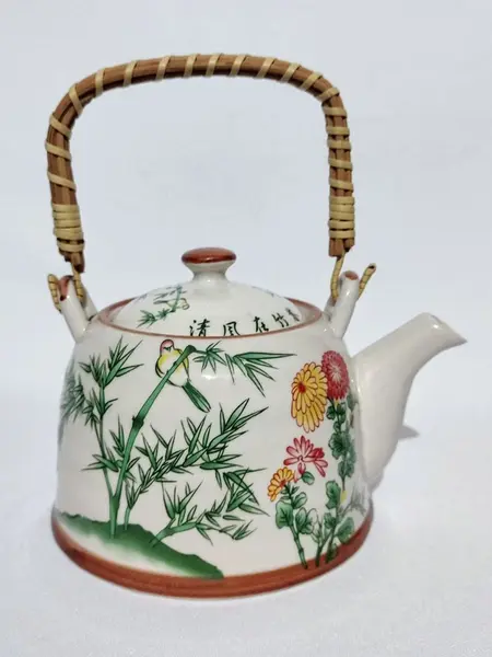 Foto de um(a) Chaleira Porcelana Chinesa, Década de 2000, da categoria de Chaleiras. Chaleira chinesa em porcelana com capacidade para 900 ml de um delicioso chá, década de 2000 alça com junco tramado com... Mostrado de uma perspectiva diferente. Vendido no marketplace Trésors.