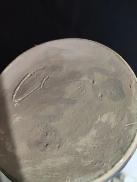 Foto de um(a) Bule Cerâmica Esmaltada anos 80, da categoria de Bules. Bule em cerâmica de alta temperatura nas cores bege e azul cobalto com assinatura no fundo da peça, década de 1980 Mede: 20... Mostrado de uma perspectiva diferente. Vendido no marketplace Trésors.