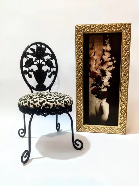 Foto de um(a) Mini Cadeira em Ferro, Década de 1980, da categoria de Modelos e estatuetas. Minia de cadeira em ferro untado de preto, espaldar também em ferro com recorte em relevo com motivo floral, assento... Mostrado de uma perspectiva diferente. Vendido no marketplace Trésors.