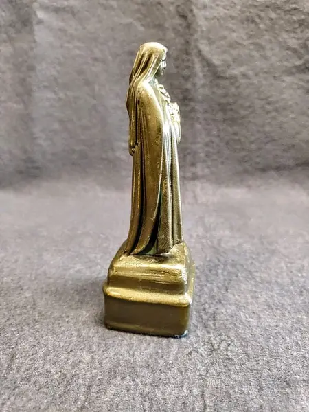 Foto de um(a) Imagem Santa Rita Antimônio Década de 1940, da categoria de Objetos religiosos e espirituais. Imagem de santa rita em antimônio com pátina bronze oxidada, década de 1940. A: 15,5 cm / L: 5 cm / P: 5 cm / peso: 280g. Mostrado de uma perspectiva diferente. Vendido no marketplace Trésors.