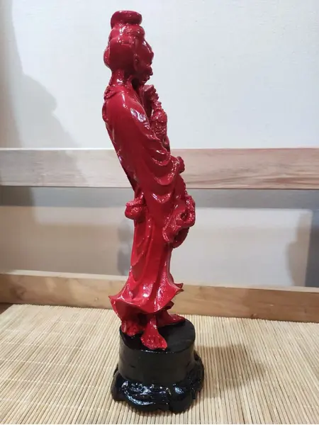 Foto de um(a) Escultura Mandarim Chinês, Década de 1970, da categoria de Escultura. Escultura chinesa de um mandarim pescador em resina com laca chinesa na cor coral, década de 1970 peça única pelo designer... Mostrado de uma perspectiva diferente. Vendido no marketplace Trésors.
