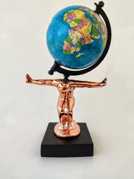 Foto de um(a) Globo Terrestre Arms, da categoria de Globos. O pensador cobre globo terrestre o pesandor em porcelana cobre e base em madeira ebanizada A: 26,5cmD: 9,5cm Base: 9 x 11... Mostrado de uma perspectiva diferente. Vendido no marketplace Trésors.