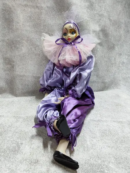 Foto de um(a) Pierrot em Resina, Década de 1980, da categoria de Modelos e estatuetas. Pierrô em resina com roupa em cetim roxo e lilás, gola de tule rosa, lilás e branco. Corpo em tecido com enchimento, década... Mostrado de uma perspectiva diferente. Vendido no marketplace Trésors.
