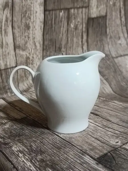 Foto de um(a) Cremeira Porcelana Branca, Década de 1970, da categoria de Cremeiras. Cremeira em porcelana branca lisa, década de 1970 sem marca do fabricante A: 9,5cm L alça até o bico: 12cm D: 8,5cm. Mostrado de uma perspectiva diferente. Vendido no marketplace Trésors.