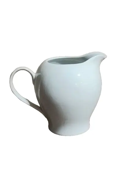 Foto de um(a) Cremeira Porcelana Branca, Década de 1970, da categoria de Cremeiras. Cremeira em porcelana branca lisa, década de 1970 sem marca do fabricante A: 9,5cm L alça até o bico: 12cm D: 8,5cm. Vendido no marketplace Trésors.