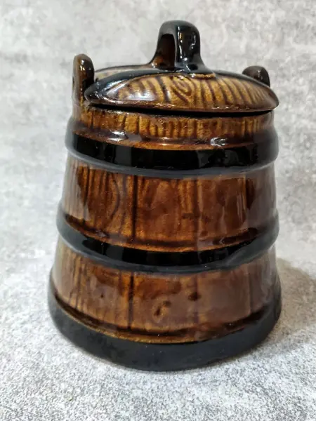 Foto de um(a) Pote de Farinha Cerâmica Vitrificada Anos 40, da categoria de Garrafas, potes e jarros. Pote de farinha em cerâmica vitrificada na forma de tina com tampa, década de 1940 A: 14 cm / Diâmetro maior: 13,5 cm /... Mostrado de uma perspectiva diferente. Vendido no marketplace Trésors.