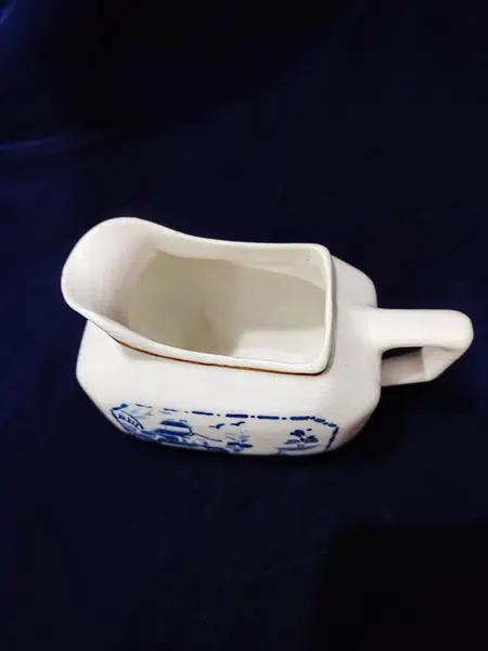Foto de um(a) Cremeira São Caetano, Década de 1940, da categoria de Cremeiras. Cremeira em porcelana com estampa azul cobalto dos anos 1940 da marca são caetano/barros loureiro. A: 9,5 cm / L: 10,5 cm /... Mostrado de uma perspectiva diferente. Vendido no marketplace Trésors.