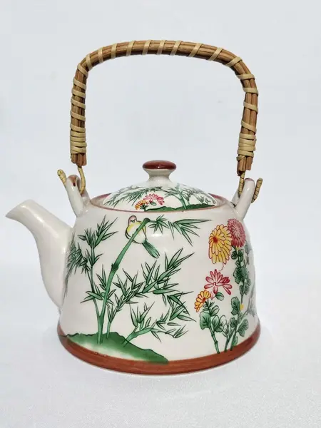 Foto de um(a) Chaleira Porcelana Chinesa, Década de 2000, da categoria de Chaleiras. Chaleira chinesa em porcelana com capacidade para 900 ml de um delicioso chá, década de 2000 alça com junco tramado com... Mostrado de uma perspectiva diferente. Vendido no marketplace Trésors.