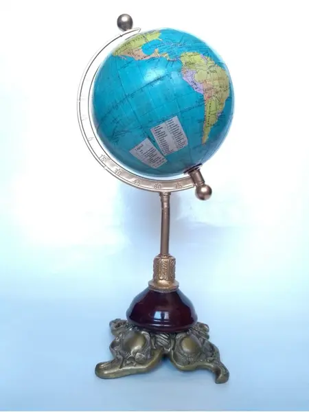 Foto de um(a) Globo Latão, da categoria de Globos. Globo terrestre com base em latão e madeira Peso: 790g A: 33 cm D: 13cm. Mostrado de uma perspectiva diferente. Vendido no marketplace Trésors.