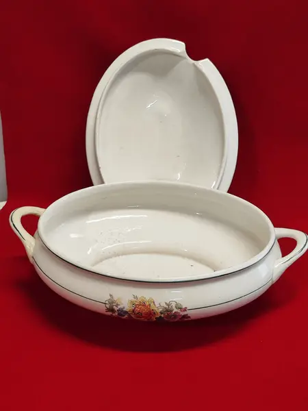Foto de um(a) Sopeira Motivo Floral, Marca Paraná, Década de 1940, da categoria de Terrinas de sopa. Sopeira em cerâmica branca com estampa motivo floral, filetada em verde, da marca paraná, década de 1940 apresenta marcas do... Mostrado de uma perspectiva diferente. Vendido no marketplace Trésors.