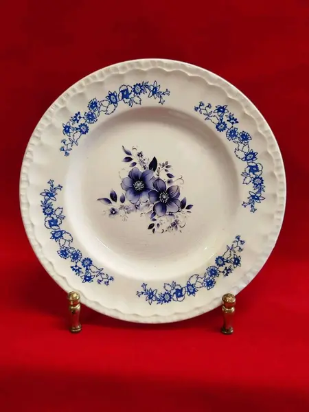Foto de um(a) Prato em Cerâmica Porto Ferreira, Década de 1970, da categoria de Pratos Decorativos. Prato para pão em cerâmica porto ferreira, década de 1970: com estampa motivo floral azul cobalto, borda em relevo, ideal... Mostrado de uma perspectiva diferente. Vendido no marketplace Trésors.