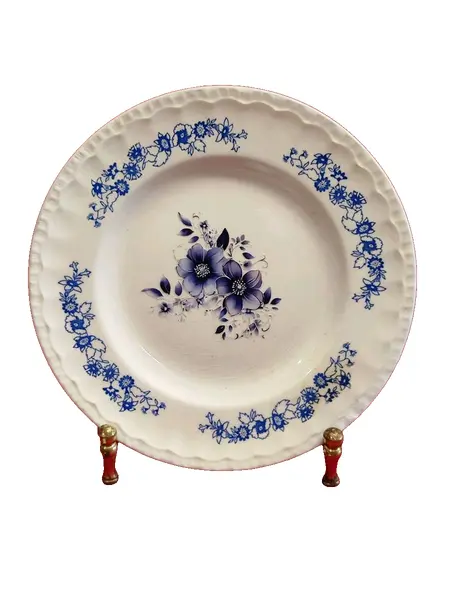 Foto de um(a) Prato em Cerâmica Porto Ferreira, Década de 1970, da categoria de Pratos Decorativos. Prato para pão em cerâmica porto ferreira, década de 1970: com estampa motivo floral azul cobalto, borda em relevo, ideal... Vendido no marketplace Trésors.
