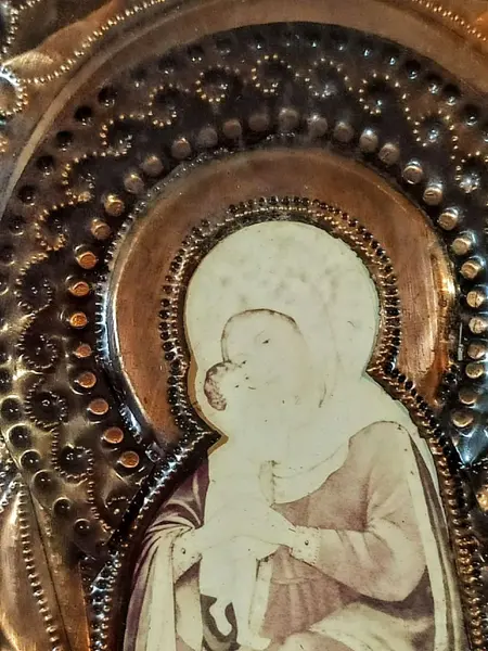 Foto de um(a) Arte Sacra Cristo e a Virgem 70'S, da categoria de Objetos religiosos e espirituais. Combo de dois ícone russos com imagem de cristo e a virgem: moldura em madeira, vidro e decoração em cobre, década de 1970... Mostrado de uma perspectiva diferente. Vendido no marketplace Trésors.