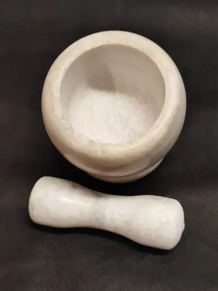 Foto de um(a) Pilão de Mesa em Mármore, da categoria de Outros utensílios. Pilão de mesa com socador feito em mármore branco funcional e decorativo. A: 10,8 cm / Diâmetro: 7 cm / Diâmetro da base:... Mostrado de uma perspectiva diferente. Vendido no marketplace Trésors.