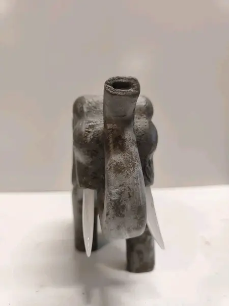 Foto de um(a) Elefante Africano em Madeira, Década de 1990, da categoria de Modelos e estatuetas. Elefante africano esculpido em madeira monocromático, dentes de acrílico e rabo de cobre, década de 1990.A 11 cm L: 13,5 cm... Mostrado de uma perspectiva diferente. Vendido no marketplace Trésors.