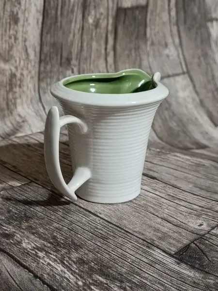 Foto de um(a) Cremeira Porcelana Le Gourmet Italy Style, Década de 2000, da categoria de Cremeiras. Cremeira em porcelana branca canelada na horizontal e porcelana verde militar na parte interna, década de 2000 le gourmet,... Mostrado de uma perspectiva diferente. Vendido no marketplace Trésors.
