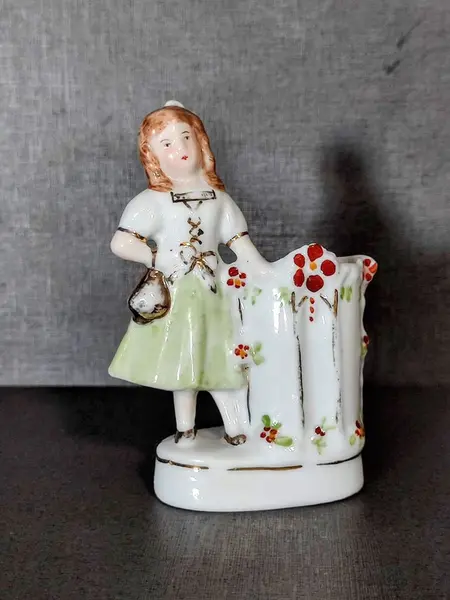 Foto de um(a) Paliteiro Porcelana Brasileira, Década de 1940, da categoria de Paliteiros. Paliteiro em porcelana policromada com filete em ouro, década 1940. Fabricante csa pedreira - são paulo, brasil A: 11 cm /... Mostrado de uma perspectiva diferente. Vendido no marketplace Trésors.