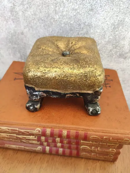 Foto de um(a) Banco Miniatura anos 90, da categoria de Modelos e estatuetas. Miniatura de banco com um botão ao centro, em cimento com folheação em ouro e prata, década de 1990 A: 7 cm L: 9 cm P: 9 cm... Mostrado de uma perspectiva diferente. Vendido no marketplace Trésors.