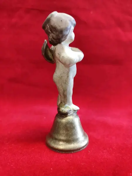 Foto de um(a) Sineta de Mesa Anjo em Porcelana e Latão Indiano, Década de 1980, da categoria de Outros colecionáveis. Sineta de mesa com haste com anjo em porcelana envelhecida e sino de latão indiano, década de 1980. A: 10,5 cm L: 3,5 cm... Mostrado de uma perspectiva diferente. Vendido no marketplace Trésors.