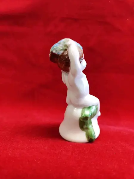 Foto de um(a) Sineta Baco Baby em Porcelana Italiana, Década de 1970, da categoria de Outros colecionáveis. Sineta de mesa em porcelana italiana policromada representando baco baby, com badalo em porcelana, década de 1970. A: 8,5 cm... Mostrado de uma perspectiva diferente. Vendido no marketplace Trésors.