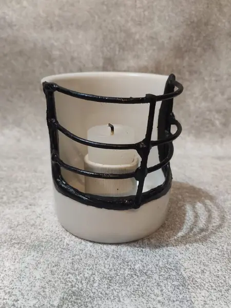 Foto de um(a) Mug Castiçal, da categoria de Castiçais. Castiçal ou palmatória: em porcelana branca com grade em metal suporte para vela em porcelana. Releitura de uma caneca,... Mostrado de uma perspectiva diferente. Vendido no marketplace Trésors.