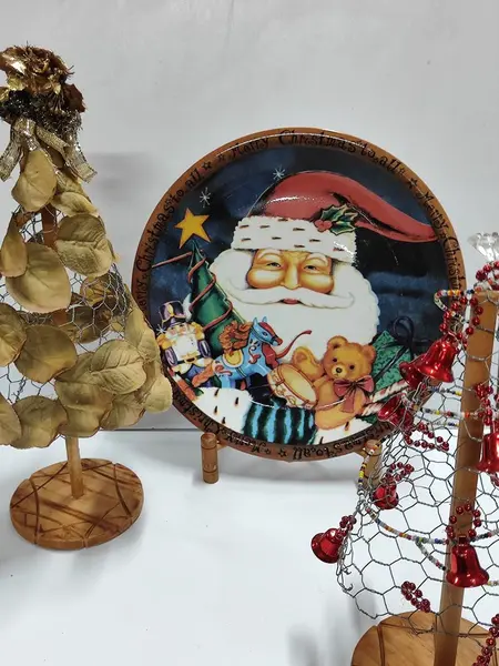Foto de um(a) Prato Natalino, Santini, Made In Italy, Década de 1990, da categoria de Pratos Decorativos. Prato decorativo natalino, porcelana policromada. Da conhecida marca italiana santini, década de 1990. Diâmetro: 27,5 cm... Mostrado de uma perspectiva diferente. Vendido no marketplace Trésors.