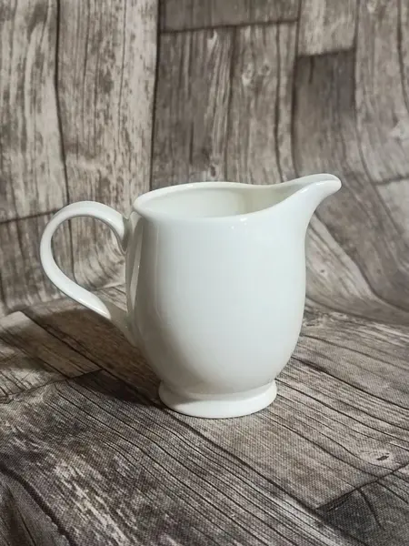 Foto de um(a) Cremeira Porcelana Australiana Maxwell Williams, Década de 1990, da categoria de Cremeiras. Cremeira em porcelana branca lisa, década de 1990 marca: maxwell williams designer homewares, procedência australiana A:... Mostrado de uma perspectiva diferente. Vendido no marketplace Trésors.