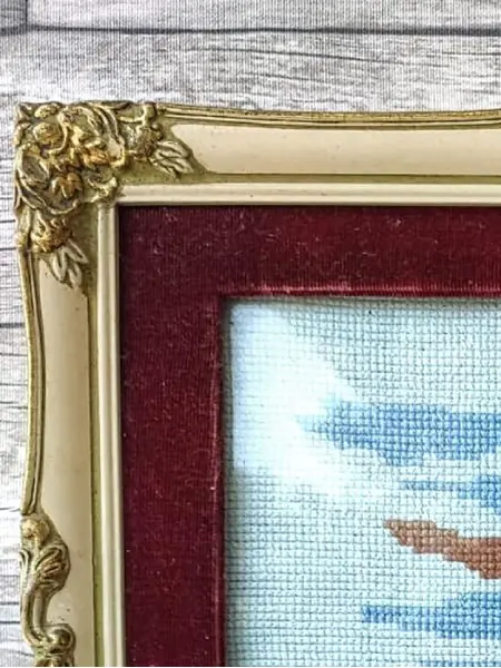 Foto de um(a) Quadro Ponto Cruz 50'S, da categoria de Arte têxtil. Quadro em ponto de cruz com moldura original, passe-partout original em veludo e vidro comum, década de 1950. A: 32 cm L: 26... Mostrado de uma perspectiva diferente. Vendido no marketplace Trésors.