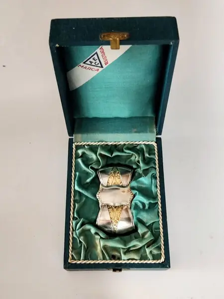 Foto de um(a) Porta Guardanapo Espessurado À Prata, Aec, Década de 1940, da categoria de Anel para guardanapo. Porta guardanapo espessurado à prata e relevo em ouro nos dois lado. Em ótimas condições, não apresenta iniciais e acompanha... Mostrado de uma perspectiva diferente. Vendido no marketplace Trésors.