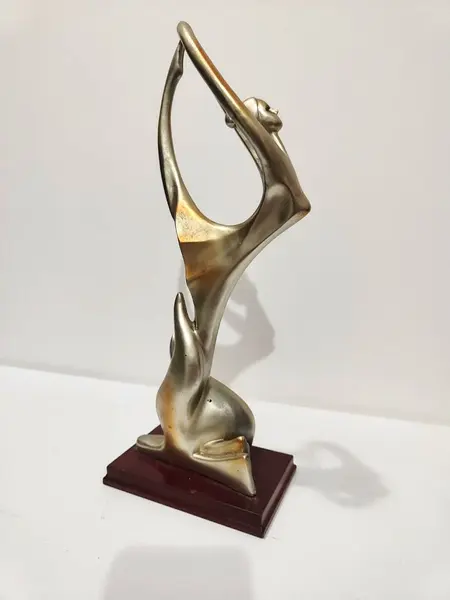 Foto de um(a) Escultura Resina Italiana, Década de 1990, da categoria de Escultura. Escultura em resina italiana com pátina prata e sombras em dourado e base também em resina, década de 1990. A: 34,5 cm / L:... Mostrado de uma perspectiva diferente. Vendido no marketplace Trésors.