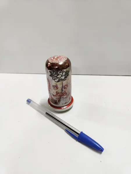 Foto de um(a) Paliteiro Japonês em Porcelana Policromada, Década de 1990, da categoria de Paliteiros. Paliteiro japonês em porcelana policromada escrito em kani com ideograma vida, década de 1990.A: 9 cm / Diâmetro: 3,7 cm... Mostrado de uma perspectiva diferente. Vendido no marketplace Trésors.