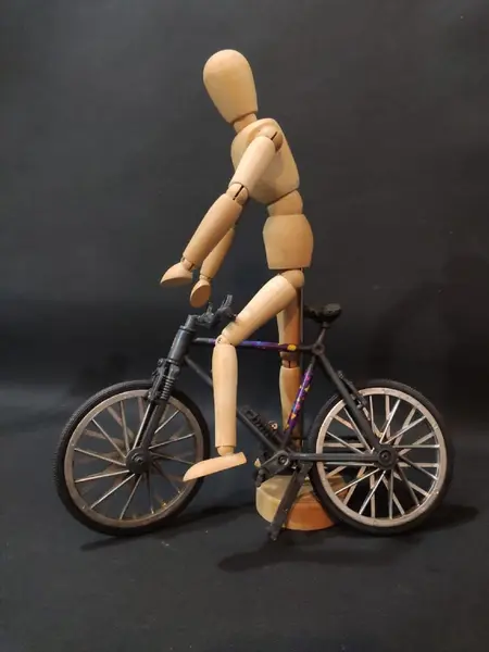 Foto de um(a) Mini Bicicleta anos 90, da categoria de Outros colecionáveis. Miniatura de bicicleta em plástico com pneus em borracha. Sem marca do fabricante, década de 1990 A: 16,5 cm L: 26,5 cm P:... Mostrado de uma perspectiva diferente. Vendido no marketplace Trésors.