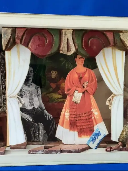 Foto de um(a) Diorama Frida Khalo, da categoria de Outros objetos decorativos. Diorama frida: a vida de frida khalo retratada pelo olhar do designer marcelus ribas, peça única. Caixas em mdp com vidro... Mostrado de uma perspectiva diferente. Vendido no marketplace Trésors.