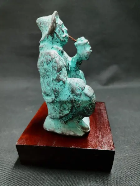 Foto de um(a) Escultura Paixão Cortês, da categoria de Escultura. Escultura em resina com pátina azinhabrada, com base em madeira. Um múltiplo que representa a tradição gaúcha marcada pelo... Mostrado de uma perspectiva diferente. Vendido no marketplace Trésors.