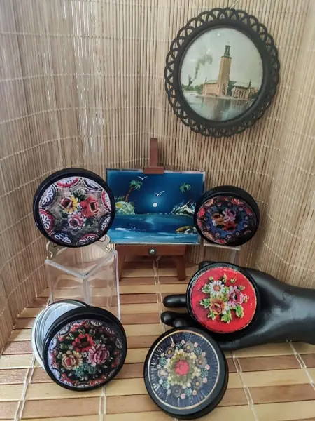 Foto de um(a) Combo Latinhas Metal, da categoria de Organizadores. Porta trecos em metal com imagens clássicas e únicas que farão toda a diferença, estejam onde estiverem. Peças únicas pelo... Mostrado de uma perspectiva diferente. Vendido no marketplace Trésors.