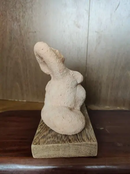 Foto de um(a) Escultura Mulher Grávida Cerâmica e Terracota, da categoria de Escultura. Ecultura em cerâmica com pátina terracota e base em madeira de demolição peça única pelo designer marcelus ribas A: 15,5 cm... Mostrado de uma perspectiva diferente. Vendido no marketplace Trésors.