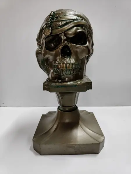Foto de um(a) Escultura Caveira Skull Resina e Latão, Peça Única, da categoria de Escultura. Escultura caveira: crânio em resina e base em latão. Ambos com patina bronze envelhecida. Peça única pelo designer marcelus... Mostrado de uma perspectiva diferente. Vendido no marketplace Trésors.