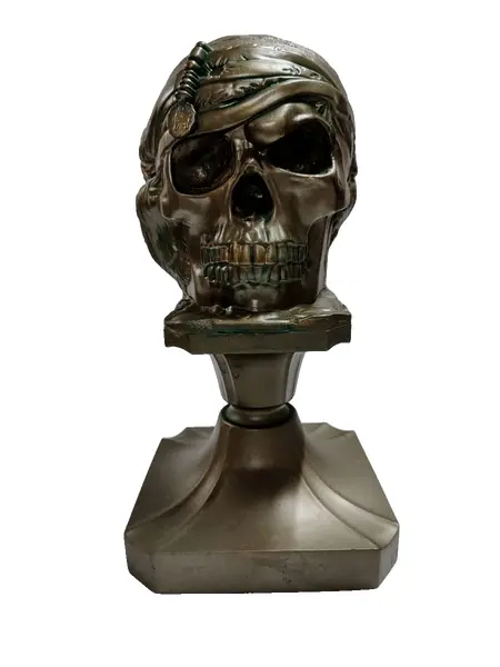 Foto de um(a) Escultura Caveira Skull Resina e Latão, Peça Única, da categoria de Escultura. Escultura caveira: crânio em resina e base em latão. Ambos com patina bronze envelhecida. Peça única pelo designer marcelus... Vendido no marketplace Trésors.