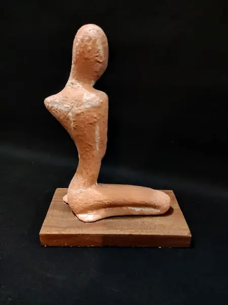 Foto de um(a) Escultura Terracota Provençal, da categoria de Escultura. Escultura feminina em técnica mista com pátina terracota provençal e base em madeira natural. Autor: marcelus ribas, peça... Mostrado de uma perspectiva diferente. Vendido no marketplace Trésors.