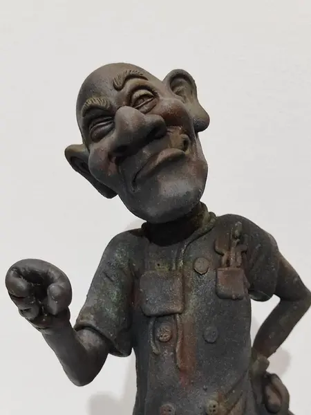 Foto de um(a) Escultura Caricata Velho Dentista, da categoria de Escultura. Escultura caricatura de um velho dentista com boticão na mão e tudo. Feito em resina com pátina oxidada e base de pedra... Mostrado de uma perspectiva diferente. Vendido no marketplace Trésors.