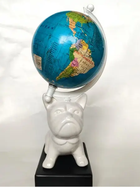 Foto de um(a) Globo Bulldog Francês Branco, da categoria de Globos. Coleção globo pets terrestres: bulldog francês em porcelana na cor branca e base de madeira ebanizada. A: 23cm L: 7cm P:... Mostrado de uma perspectiva diferente. Vendido no marketplace Trésors.