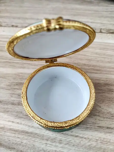 Foto de um(a) Porta Jóias Japanese Anos 90, da categoria de Porta-Jóias. Porta jóias em porcelana policromada com japonesas e fecho em latão oxidado, década de 1990 A: 2,5 cm Diâmetro: 6 cm peso:... Mostrado de uma perspectiva diferente. Vendido no marketplace Trésors.