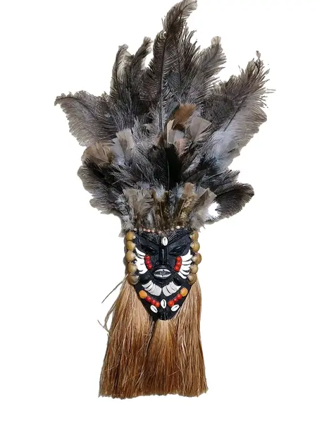 Foto de um(a) Máscara de Parede em Madeira, Década de 2000, da categoria de Objetos de parede esculturais. Máscara de parede em madeira com decoração em conchas, dentes de peixe, sementes, sisal e por fim o cocar com penas, década... Vendido no marketplace Trésors.