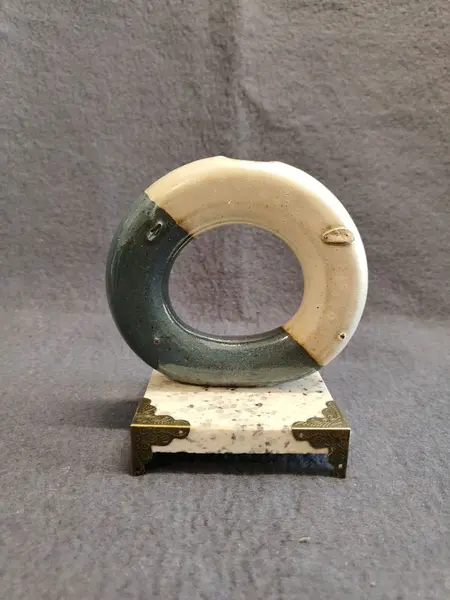Foto de um(a) Castiçal Ou Vaso em Cerâmica e Granito, Winter Studio, Década de 1990, da categoria de Castiçais. Vaso solitário ou castiçal em cerâmica de alta temperatura com base em granito e cantoneira em latão. Fabricado pela winter... Mostrado de uma perspectiva diferente. Vendido no marketplace Trésors.