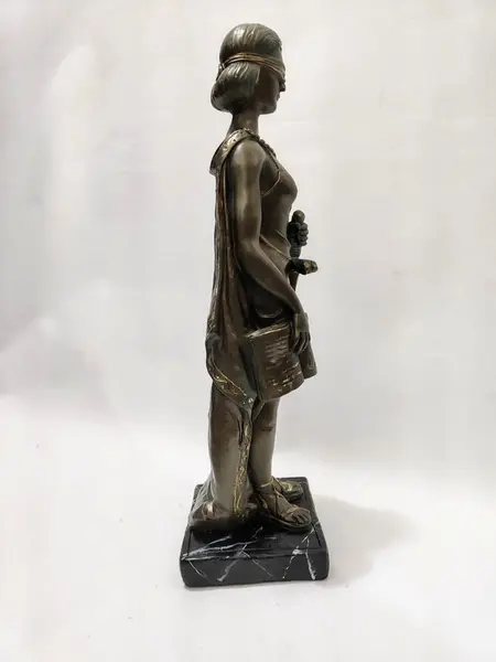 Foto de um(a) Escultura Deusa Themis, Símbolo da Justiça, da categoria de Escultura. Escultura da divindade grega da deusa themis, personifica o símbolo da justiça. Feita em pó de mármore com pátina bronze... Mostrado de uma perspectiva diferente. Vendido no marketplace Trésors.