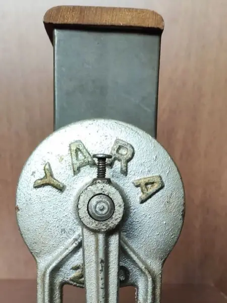 Foto de um(a) Máquina de Ralar Queijo 40'S, da categoria de Outros colecionáveis. Máquina de ralar queijo da marca yara, década de 1940, na embalagem original.A 30 cm / L 10 cm / P 19 cm / peso: 1,320 g. Mostrado de uma perspectiva diferente. Vendido no marketplace Trésors.