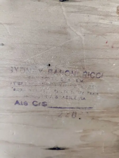 Foto de um(a) Caixa de Costura em Pinho Natural, Década de 1940, da categoria de Cestos e Caixas. Caixa de costura dos anos 1940: em pinho natural, pintura com motivo floral e borda pirogravada. Com diferencial da... Mostrado de uma perspectiva diferente. Vendido no marketplace Trésors.