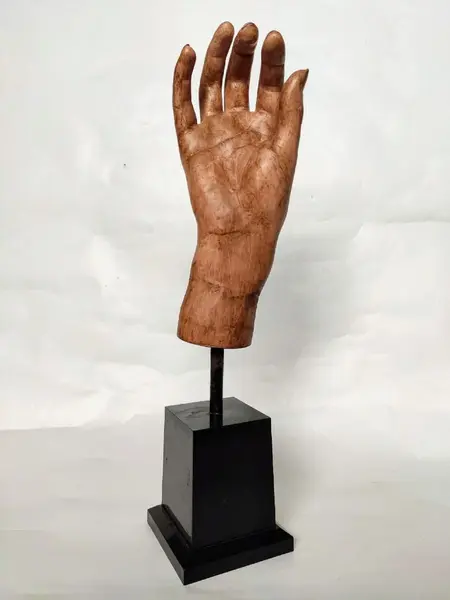 Foto de um(a) Escultura Hand, da categoria de Escultura. Escultura de mão em resina com pintura envelhecida e base em madeira. Peça única pelo designer marcelus ribas. A: 36... Mostrado de uma perspectiva diferente. Vendido no marketplace Trésors.
